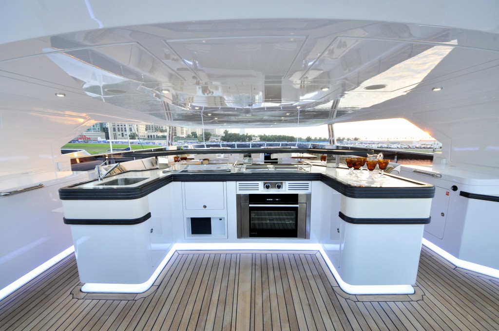 yacht flybridge bar